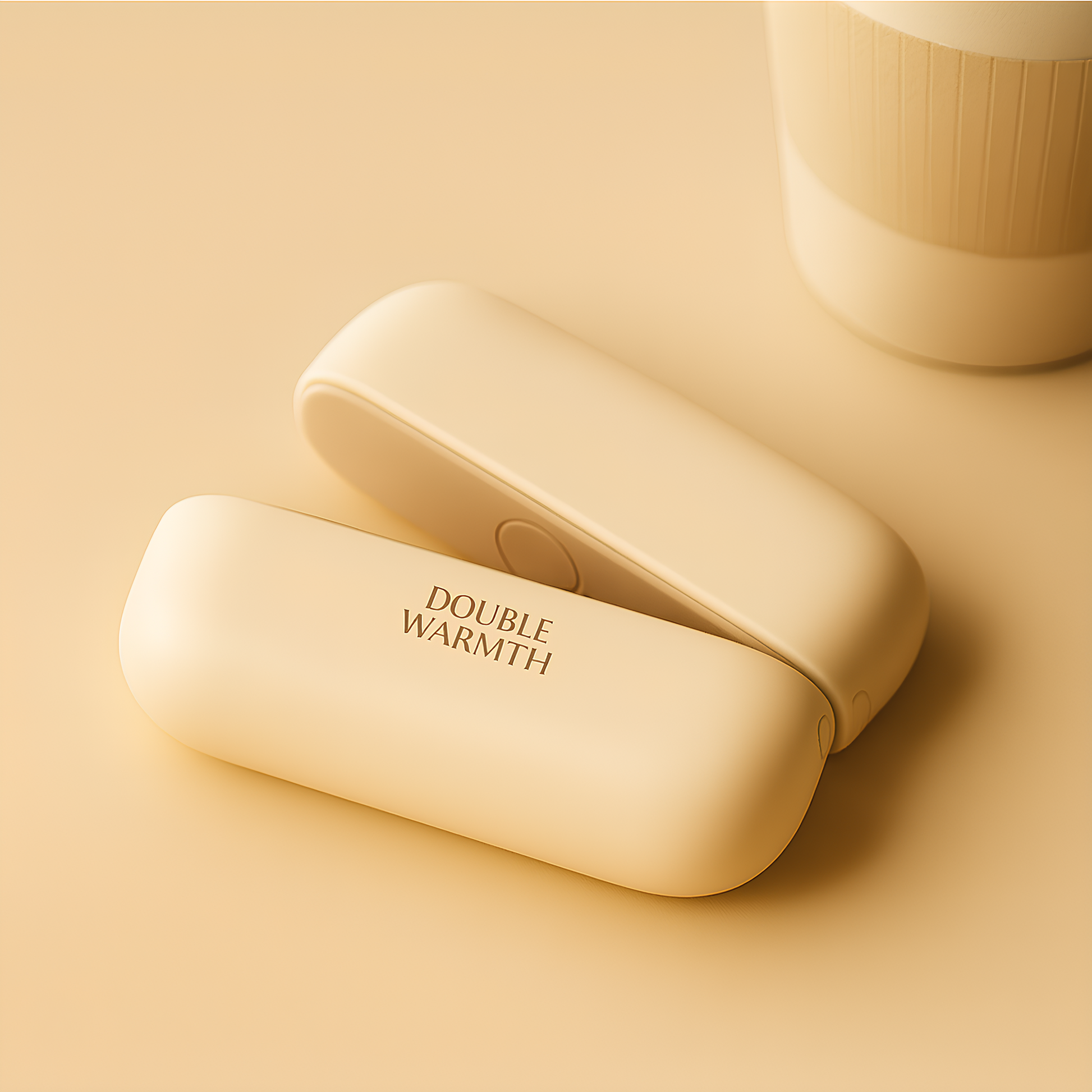 Chauffe-main rechargeable SAVYWARM™ posé sur une surface beige dorée, illustrant son design épuré et sa chaleur douce idéale pour les moments de détente.